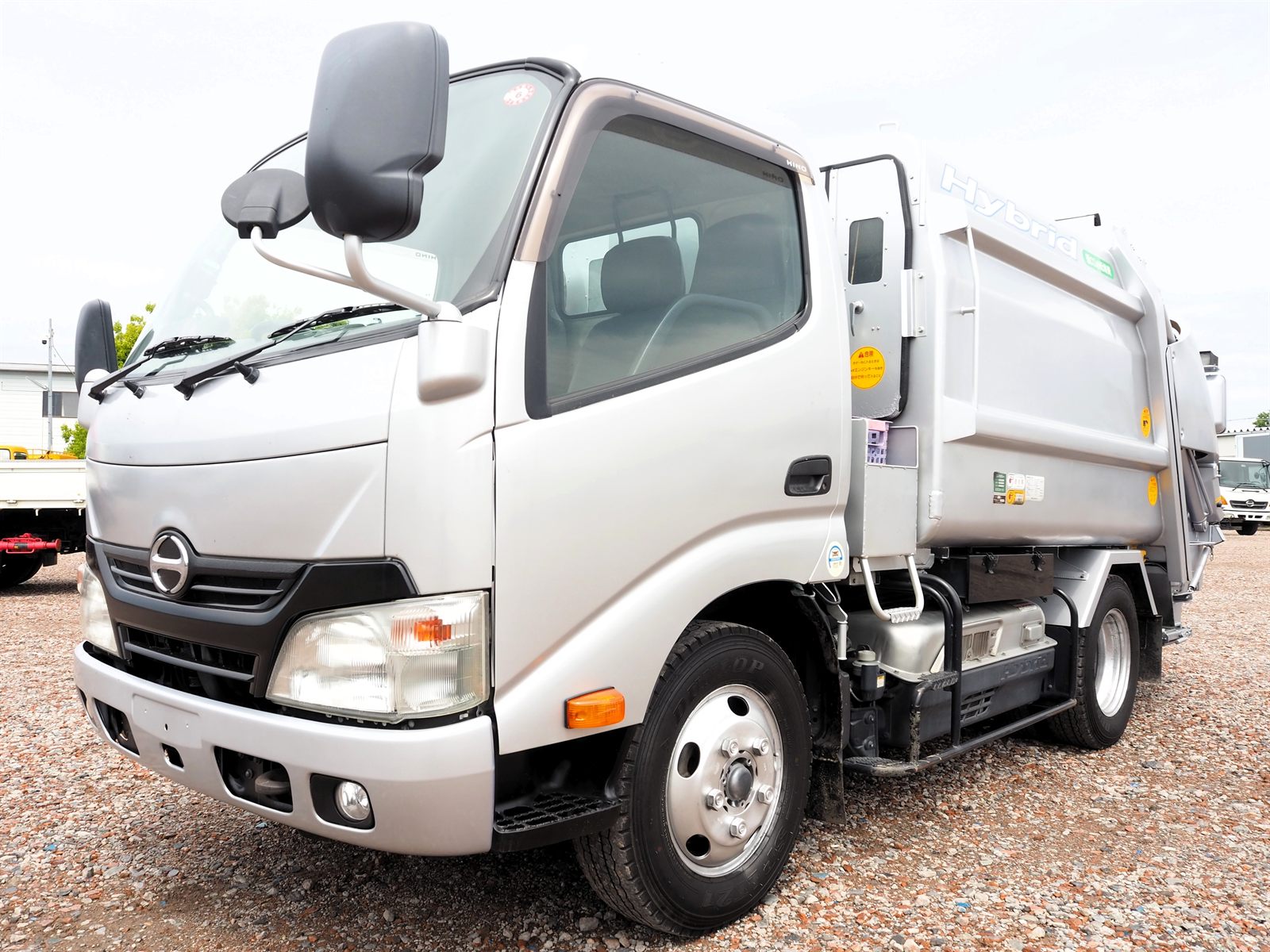 日野 デュトロ 塵芥車 の詳細を見る